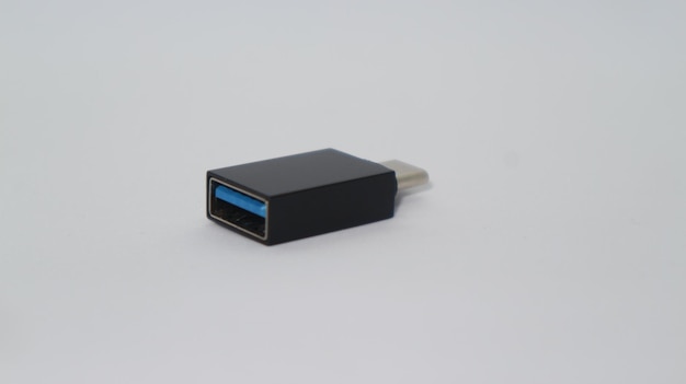 사진 usb otg type-c 어터와 usb 플래시 드라이브가 색 바탕에 고립되어 있습니다.