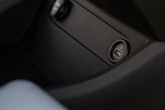 USB-poort in het autopaneel close-up. Auto interieur detail. Auto usb-oplader detail.