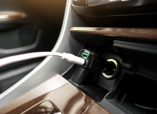 USB-poortoplader voor smartphone in de auto