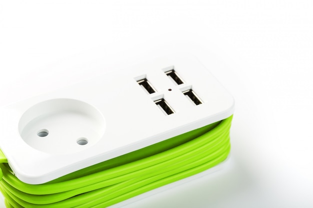 USB 전원 스트립 가제트 및 전자 장치 충전을위한 녹색 전원 코드.
