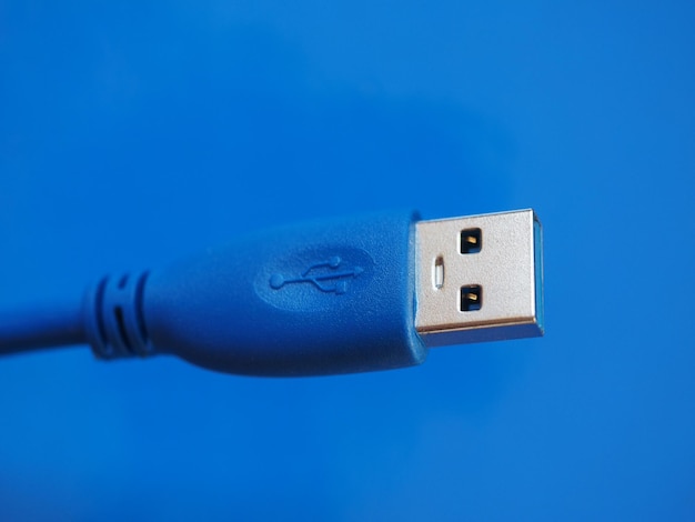 Usb-stekker over blauw