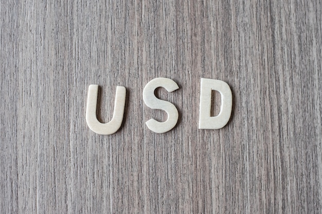木製アルファベットのUSD単語。ビジネス、財政および考えの概念