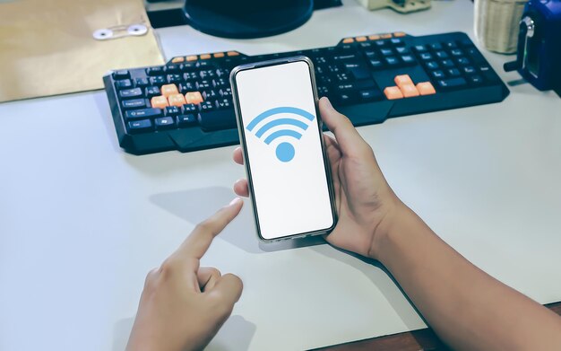 Wi-Fi 아이콘 비즈니스 커뮤니케이션 소셜 네트워크 개념으로 비즈니스 스마트폰 사용