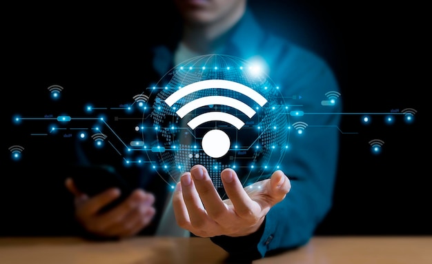 Wi-Fi アイコンでビジネス スマートフォンを使用するビジネス コミュニケーション ソーシャル ネットワークのコンセプト