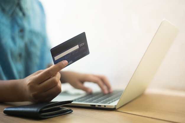 Use credit cards To buy products online - images