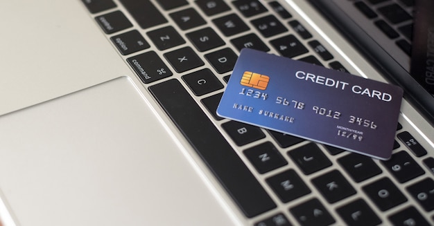 Use credit cards and Macbooks to buy - images