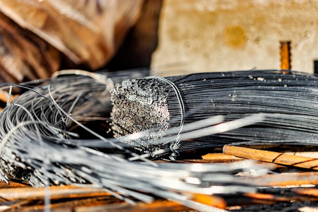 Photo the use of knitting wire for reinforcement in the construction of foundations and grillages the prepared knitting wire lies on the future foundation armature connection closeup