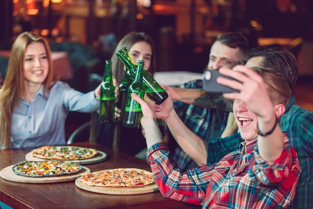 Usa gli amici del gruppo di foto con selfie per cellulare