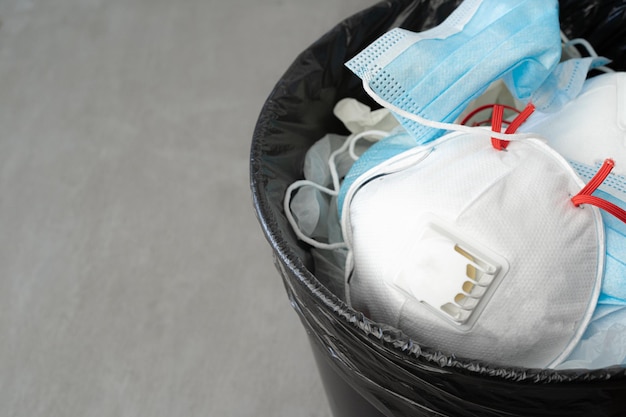 Использованные инфекционные маски и медицинские перчатки выбрасывать в мусорное ведро