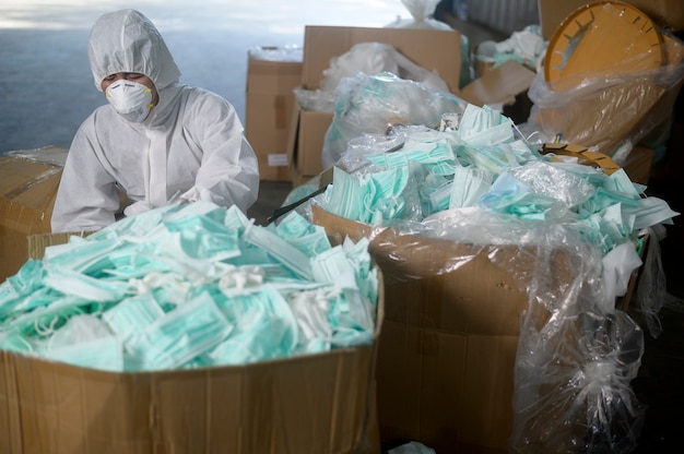 코비드-19와 전염병 동안 폐기물 재활용 공장에서 의료용 마스크를 사용했습니다.