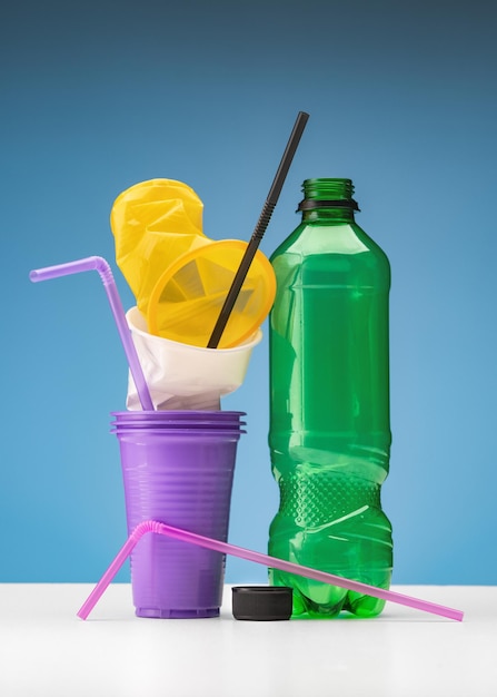 사진 중고 플라스틱. 일회용 컵, 마시는 빨대 및 병. 생태와 재활용의 개념입니다.