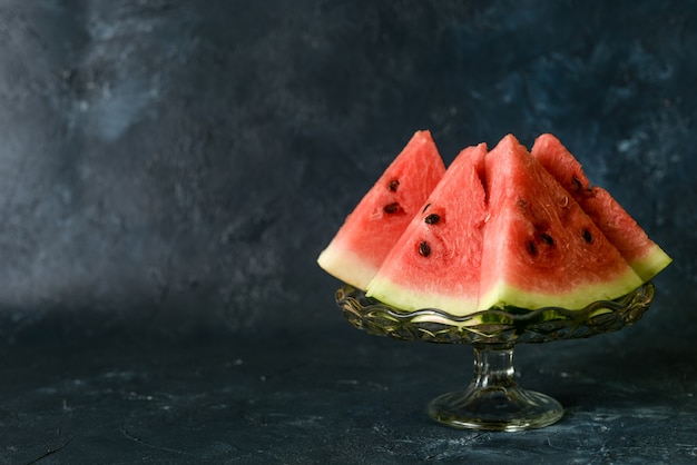 полезная ягода Сладкое вкусное фруктовое мороженое ломтик арбуза летом на темно-синем деревенском фоне. копировать пространство для дизайнера