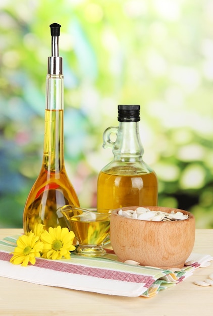 Foto olio di semi di zucca utile su tavola di legno su sfondo naturale