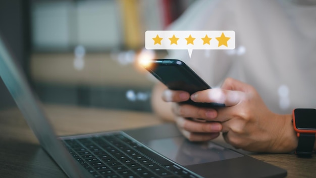 Пользователь дает оценку опыту обслуживания в онлайн-приложении Концепция опроса обратной связи с отзывами клиентов Клиент может оценить качество обслуживания, что приводит к рейтингу репутации бизнеса