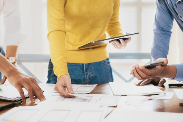 Foto progettista di interfacce utente che progetta e progetta l'applicazione del telefono moblie.