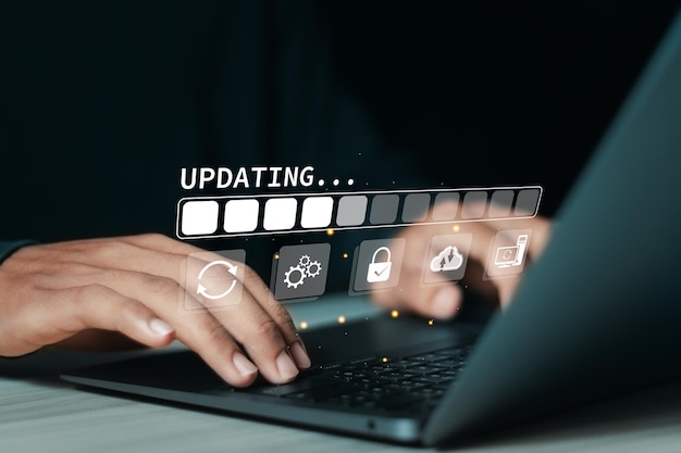 Foto l'utente utilizza il portatile con la barra di progresso di aggiornamento sullo schermo virtuale per aggiornare il sistema operativo con nuove versioni e migliorare gli aggiornamenti software