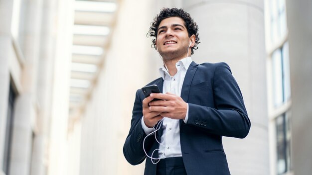 電話を使う オフィスに行く 自信を持って満足しているイタリア人男性マネージャーのポートレート