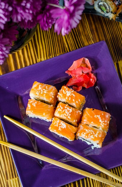 Photo ushi with red fish on a purple plate