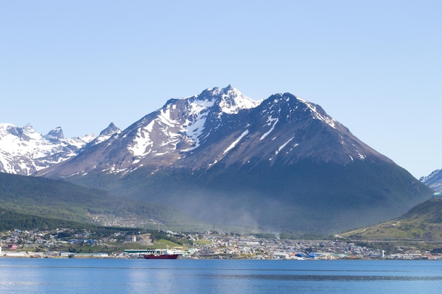 Ushuaia stadsgezicht van beagle kanaal argentinië landschap