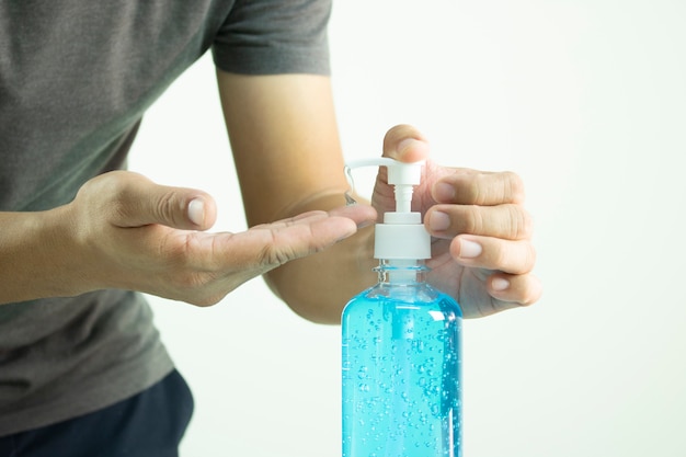 Foto usando l'alcool gel detergente pulito disinfettante per le mani batteri anti virus cura della pelle sporca