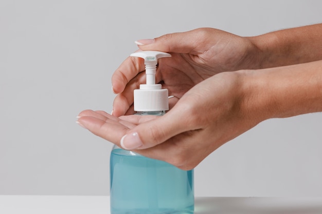 Using gel hydroalcoolique hand sanitizer from a bottle