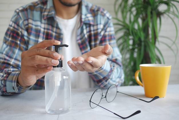 Utilizzo di liquido igienizzante per prevenire il virus corona