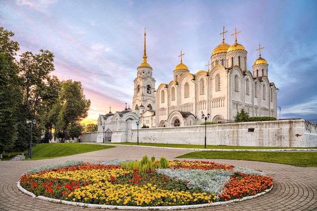 Uspenskiy-kathedraal op zonsondergang in Vladimir