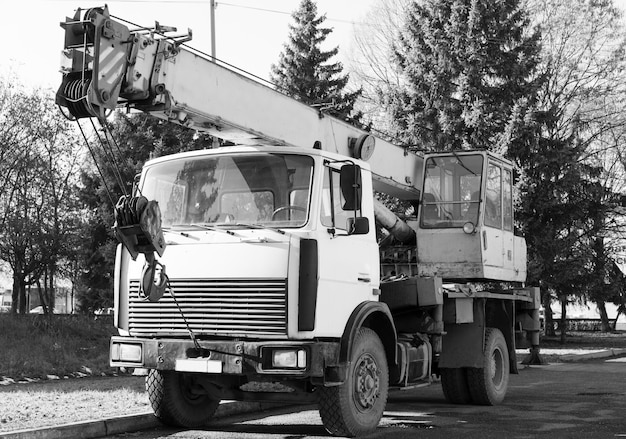 ソ連のトラックは道路の脇に立つ