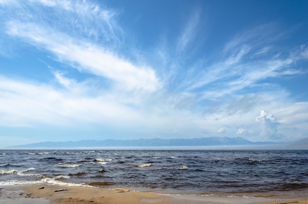 USTBARGUZIN BURYATI RUSLAND JUNI 222021 De kust van het Baikalmeer Zomerlandschap Gezicht op de Heilige Neus