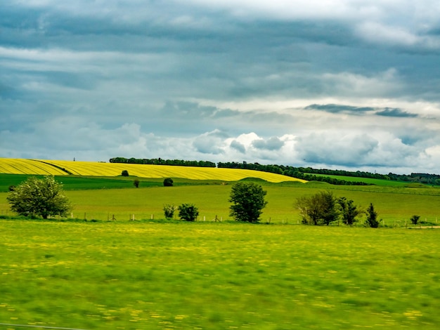 Photo usual view of rural field and cloudy sky in england near stonehenge salisbury