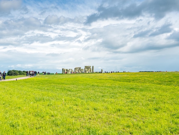 ストーンヘンジソールズベリー近くのイギリスの田園地帯と曇り空の通常のビュー