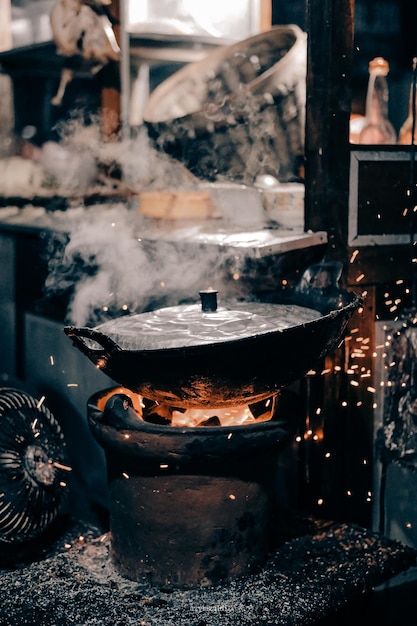 Foto utennsil sulla stufa in cucina in un ristorante