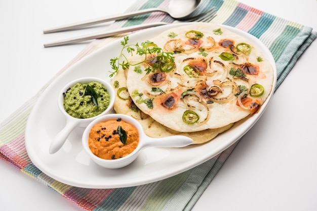 Uthappam of uttapam is een soort dosa uit Zuid-India die dikker is, met toppings van tomaat, ui en chili