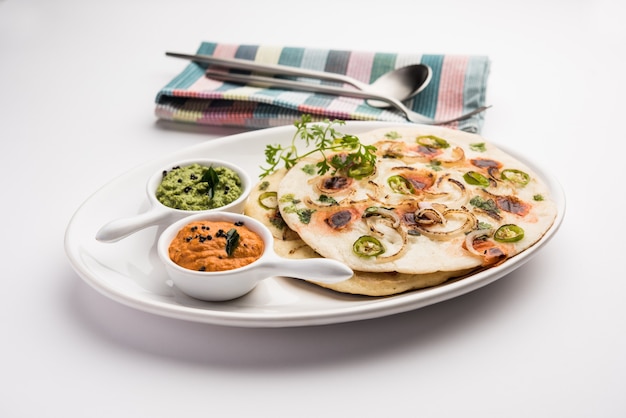 Uthappam of uttapam is een soort dosa uit Zuid-India die dikker is, met toppings van tomaat, ui en chili