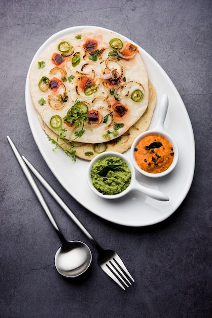 Uthappam of uttapam is een soort dosa uit Zuid-India die dikker is, met toppings van tomaat, ui en chili