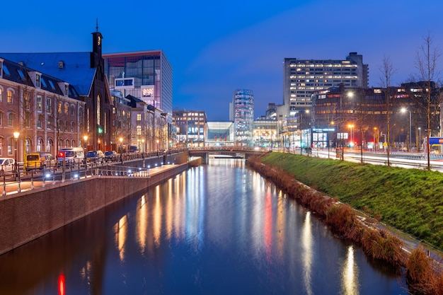 Utrecht paesi bassi canale e paesaggio urbano di notte