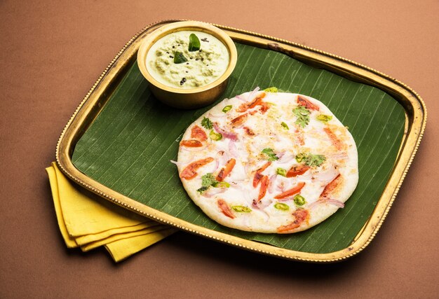 Uttapam of Oothappam is een dosa-achtig gerecht uit Zuid-India geserveerd met sambar en chutney