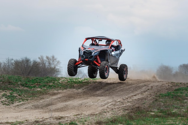 Foto buggy utv in azione sulla sabbia in estate