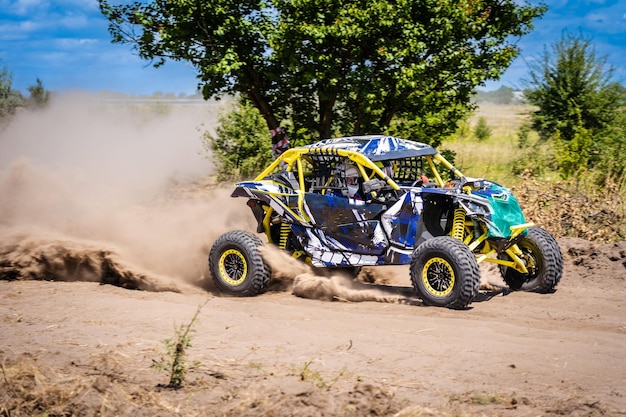 砂丘に砂をり上げる UTV エクストリーム4x4