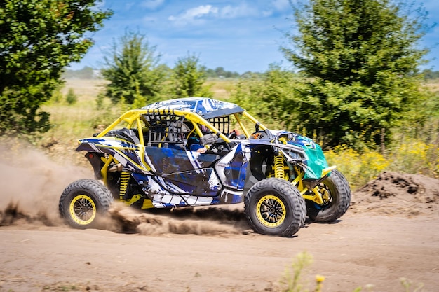 Photo utv kicking up sand on a dune extreme 4x4