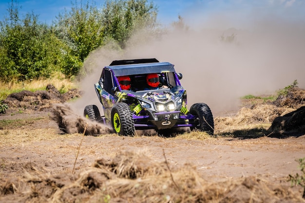 UTV offroad voertuig schoppen zand op duin Extreme adrenaline 4x4