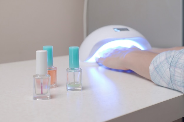 Lampada uv per unghie e set di smalti cosmetici per manicure e pedicure