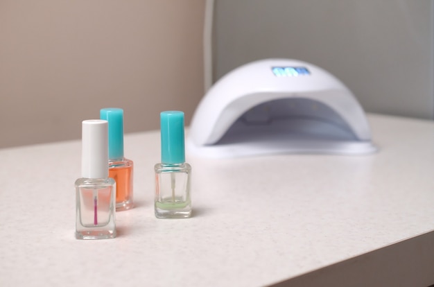 UV-lamp voor nagels en set cosmetische nagellak voor manicure en pedicure