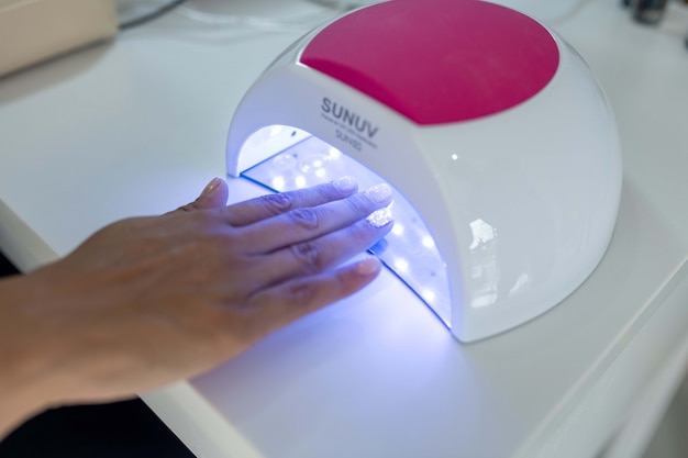 Uv manicure die zich op een witte lijst bevindt