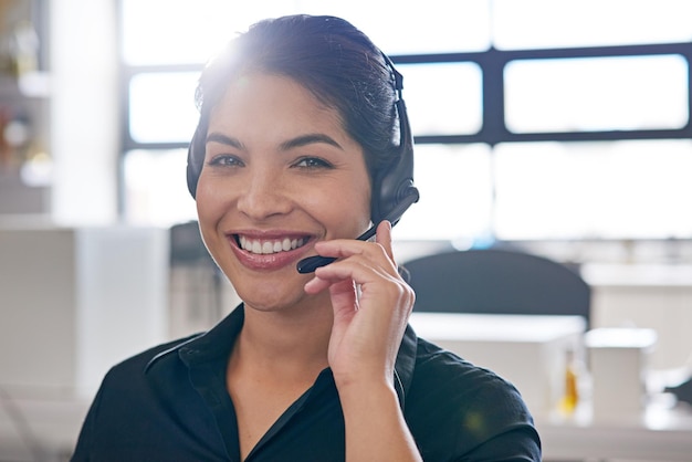 Uw antwoord is een telefoontje verwijderd Portret van een callcentermedewerker op kantoor