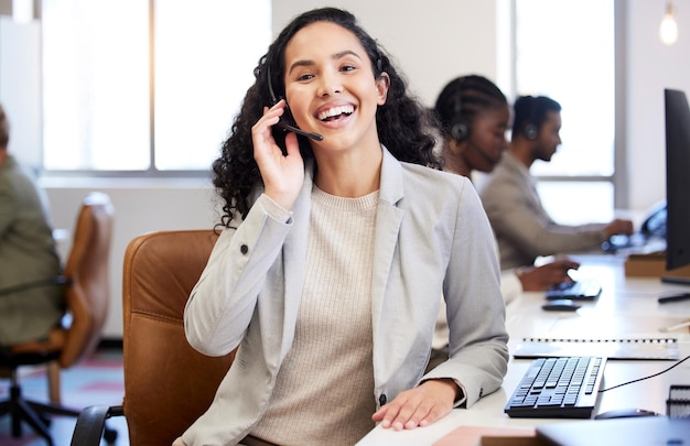 Uw beste service zal u nooit teleurstellen. Shot van een mooie jonge vrouw die werkt in een callcenter.