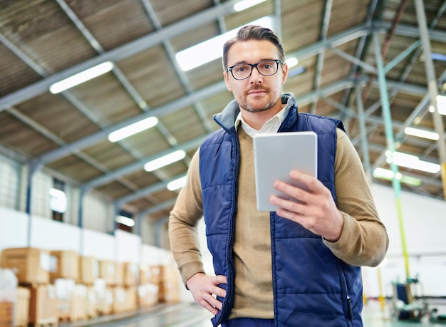 Uw bestelling volgen en traceren Portret van een man met een digitale tablet die in een distributiewagen werkt