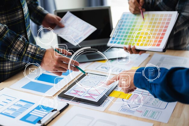 Foto sviluppatore ux e designer dell'interfaccia utente, brainstorming sulla progettazione wireframe dell'interfaccia dell'app mobile con breif del cliente e codice colore in ufficio con l'icona virtuale xa