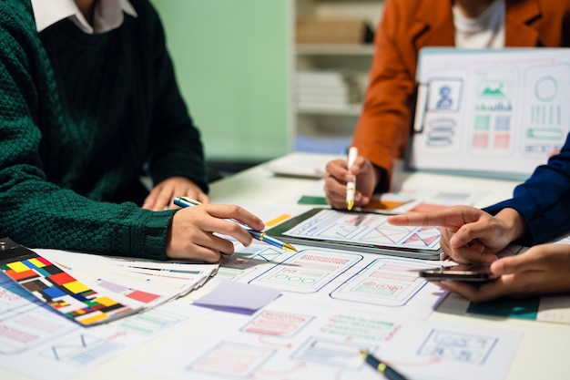 Разработчик UX и дизайнер UI обдумывают дизайн интерфейса мобильного приложения с использованием пользовательского кода и цветового кода Концепция пользовательского опыта