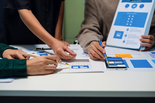 UX 개발자와 UI 디자이너가 모바일 앱 인터페이스 와이어 프레임 디자인과 고객 브레이프 및 컬러 코드 사용자 경험 개념에 대한 브레인 스토밍